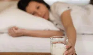 Berikut Manfaat Luar Biasa Minum Susu Sebelum Tidur