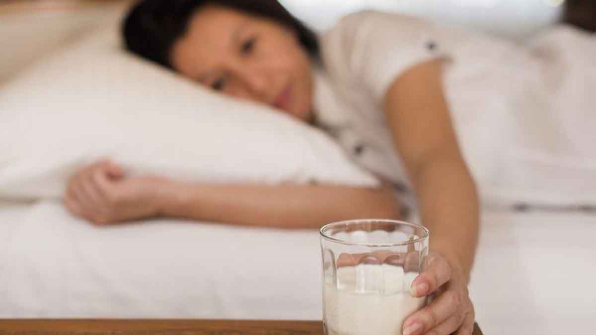 Berikut Manfaat Luar Biasa Minum Susu Sebelum Tidur