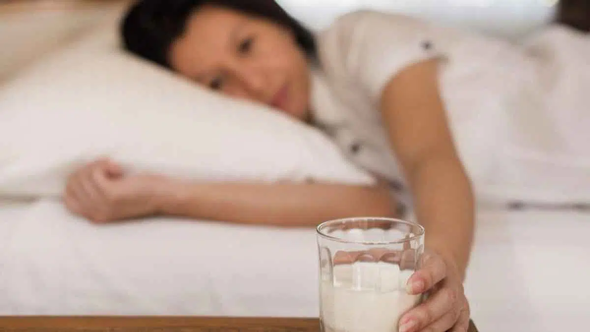 Berikut Manfaat Luar Biasa Minum Susu Sebelum Tidur