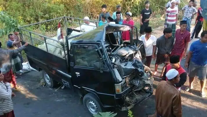 Diduga Sopir Ngantuk, Pikap Hantam Truk di Sampang