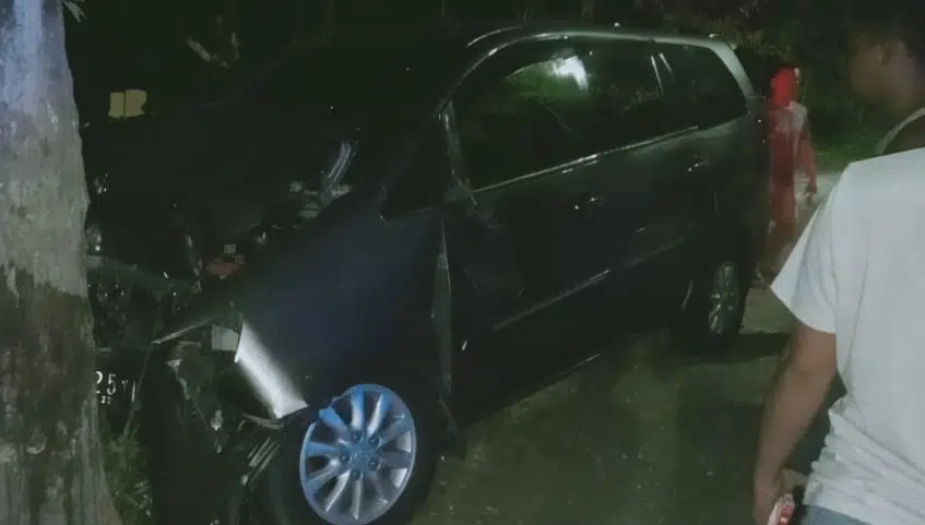 Innova Hantam Pohon Asam, Pengemudi Tewas di Sumenep