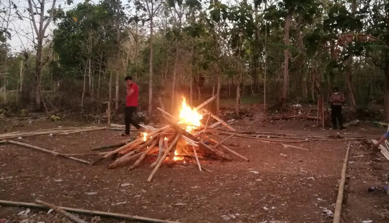 Polisi Sampang Bakar Arena Judi Sabung Ayam