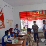 Ikhtiar Cegah Covid-19, Wali dan Santri di Sampang Ikut Suntik Vaksin