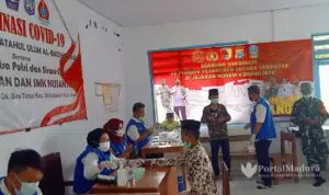 Ikhtiar Cegah Covid-19, Wali dan Santri di Sampang Ikut Suntik Vaksin
