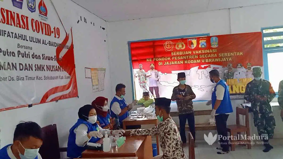 Ikhtiar-Cegah-Covid-19,-Wali-dan-Santri-di-Sampang-Ikut-Suntik-Vaksin