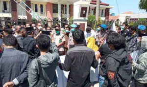 Kawal Kasus Pencabulan Anak, Aktivis Demo PN Sampang