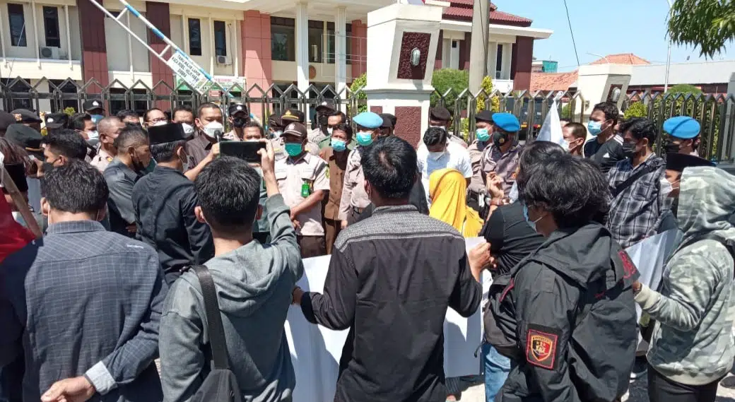 Kawal Kasus Pencabulan Anak, Aktivis Demo PN Sampang