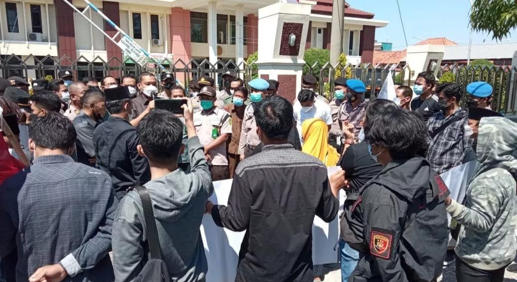 Kawal Kasus Pencabulan Anak, Aktivis Demo PN Sampang