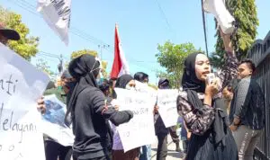 Mahasiswa Tagih Janji Bupati Achmad Fauzi, Plesetkan “Bismillah Mematikan”