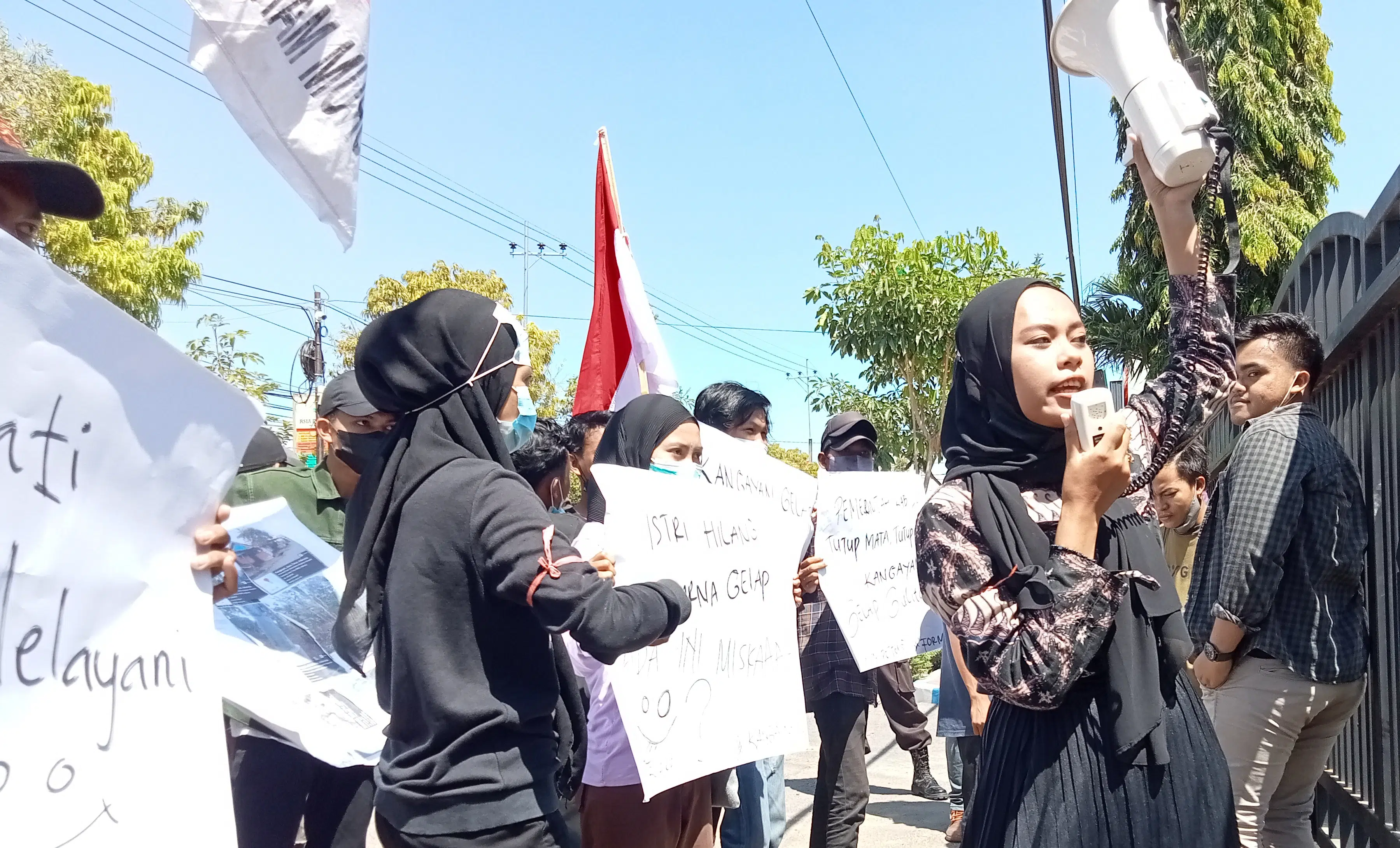 Mahasiswa Tagih Janji Bupati Achmad Fauzi, Plesetkan "Bismillah Mematikan"