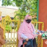 Sukseskan Serbuan Vaksinasi, TNI AL Koarmada II Jemput Bola Sebar Brosur di Bangkalan