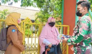 Sukseskan Serbuan Vaksinasi, TNI AL Koarmada II Jemput Bola Sebar Brosur di Bangkalan