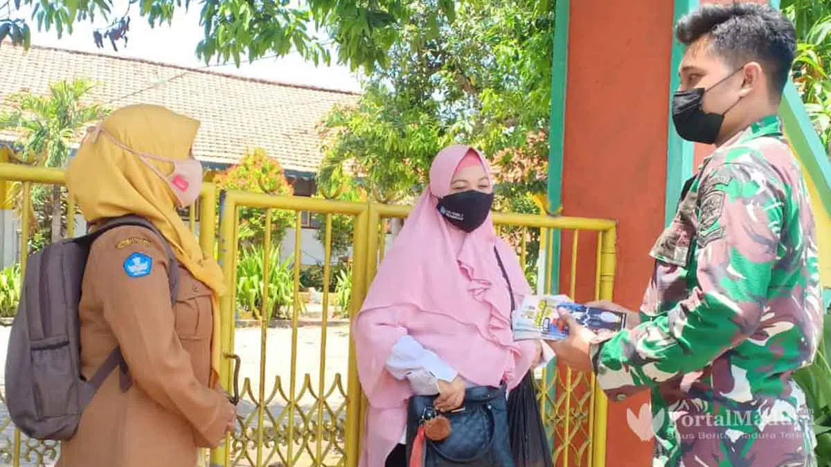 Sukseskan Serbuan Vaksinasi, TNI AL Koarmada II Jemput Bola Sebar Brosur di Bangkalan