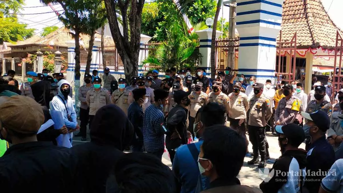 Tolak Pilkades 2025, Aktivis Mahasiswa Demo DPRD Sampang