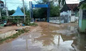 Warga Keluhkan Jalan Akses Pelabuhan Pasongsongan Rusak Parah