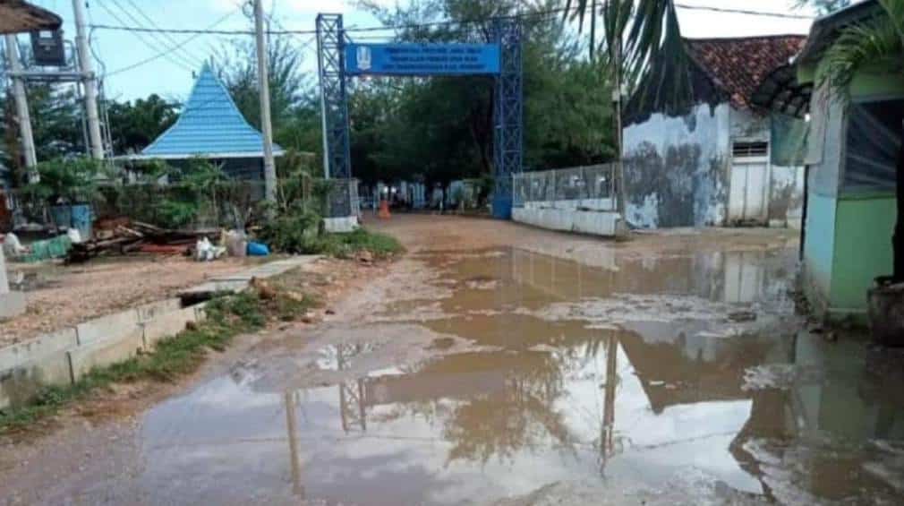 Warga Keluhkan Jalan Akses Pelabuhan Pasongsongan Rusak Parah