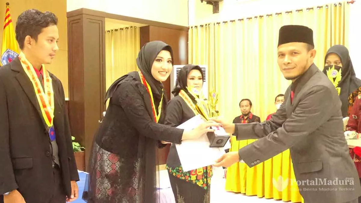 Yudisium Mahasiswa Fakultas Hukum Unija, Dekan Ingatkan Akhlak Di Atas Segalanya - Portalmadura.com Yudisium Mahasiswa Fakultas Hukum Unija, Dekan Ingatkan Akhlak di Atas Segalanya