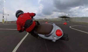 4 Tehnik Kurangi Risiko Cedera Parah Saat Jatuh dari Motor