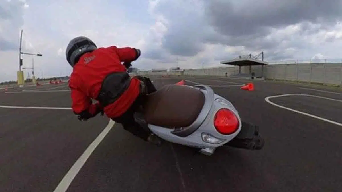 4 Tehnik Kurangi Risiko Cedera Parah Saat Jatuh dari Motor
