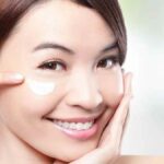 6 Cara Aplikasikan Krim Mata agar Maksimal Hasilnya
