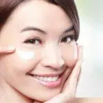 6 Cara Aplikasikan Krim Mata agar Maksimal Hasilnya