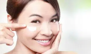 6 Cara Aplikasikan Krim Mata agar Maksimal Hasilnya