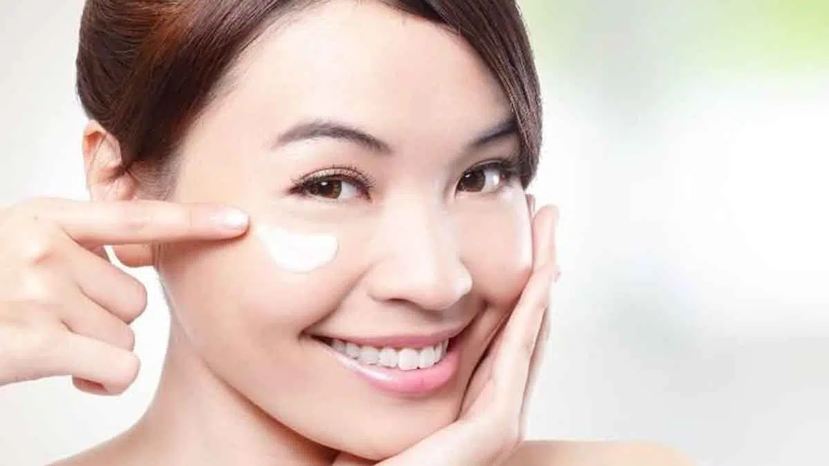 6 Cara Aplikasikan Krim Mata agar Maksimal Hasilnya