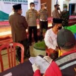 Vidcon Presiden RI, Santri Assirojiyyah Sampang Disuntik Vaksin