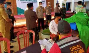 Vidcon Presiden RI, Santri Assirojiyyah Sampang Disuntik Vaksin