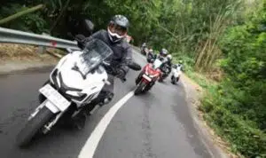 4 Cara Jaga Traksi Roda Saat Berkendara Motor
