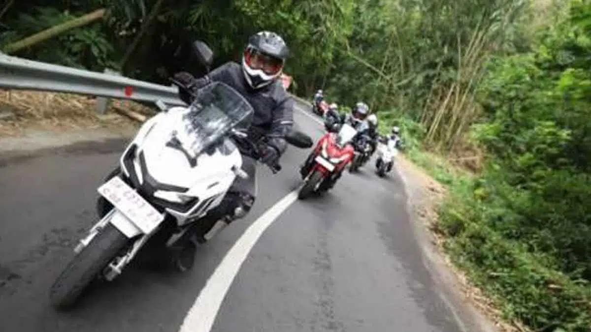 4 Cara Jaga Traksi Roda Saat Berkendara Motor