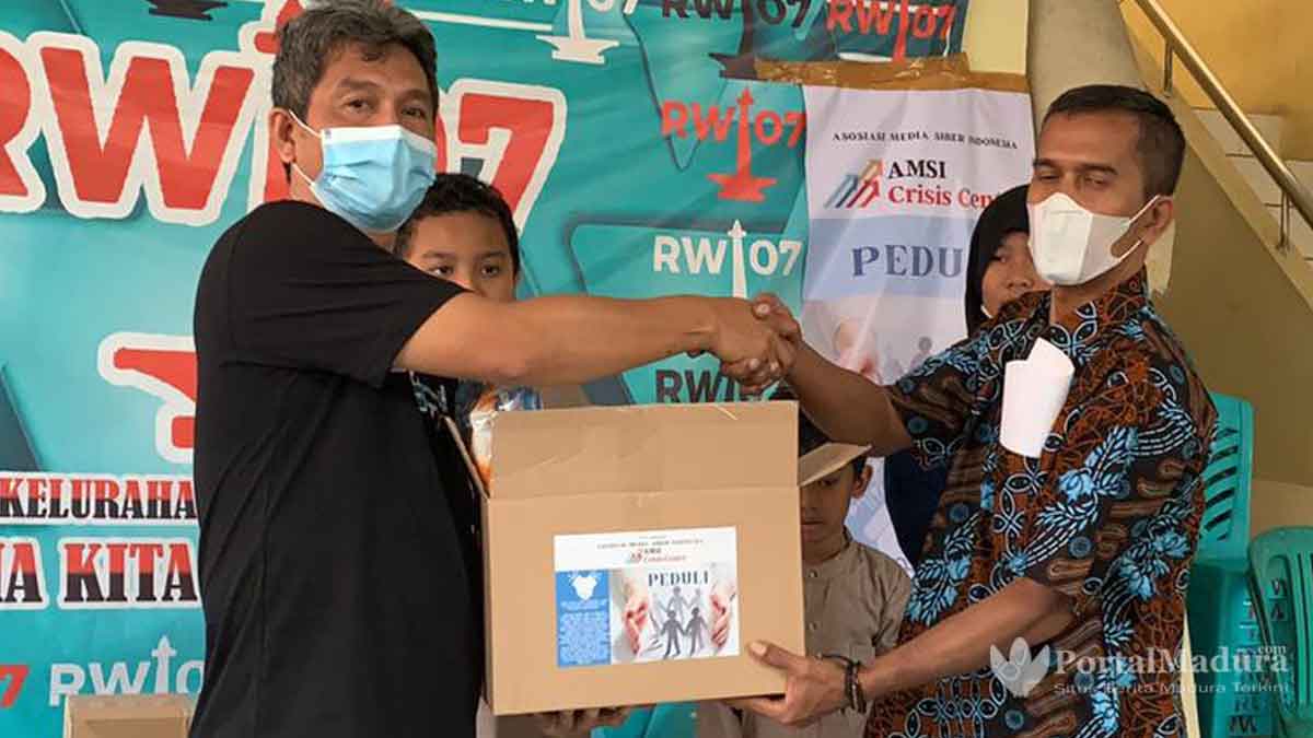 AMSI Crisis Center Bagikan Paket Kesehatan