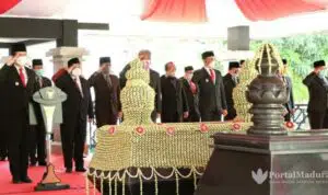 Hari Jadi ke-76 Jatim, Wagub Emil Dardak Ziarah ke Makam Mantan Gubenur di Sampang