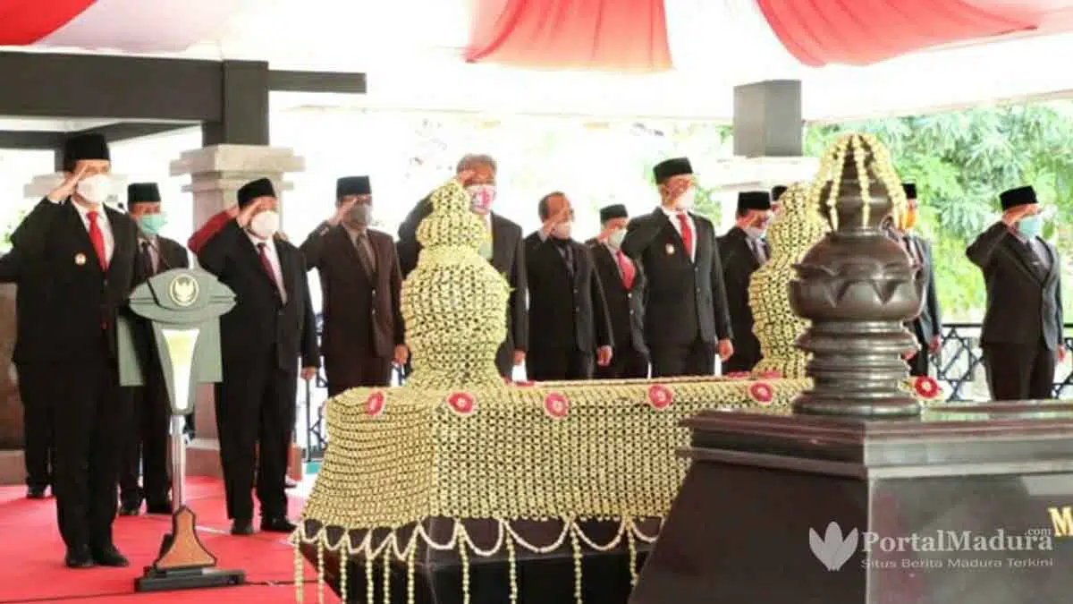 Hari Jadi ke-76 Jatim, Wagub Emil Dardak Ziarah ke Makam Mantan Gubenur di Sampang