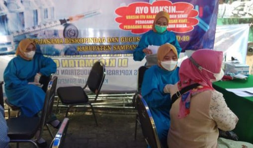 Pengunjung dan Pedagang Pasar Srimangunan Disuntik Vaksin Covid-19