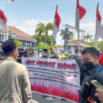 Tolak SK Pilkades 2025, Warga Sampang Demo Kantor Bupati