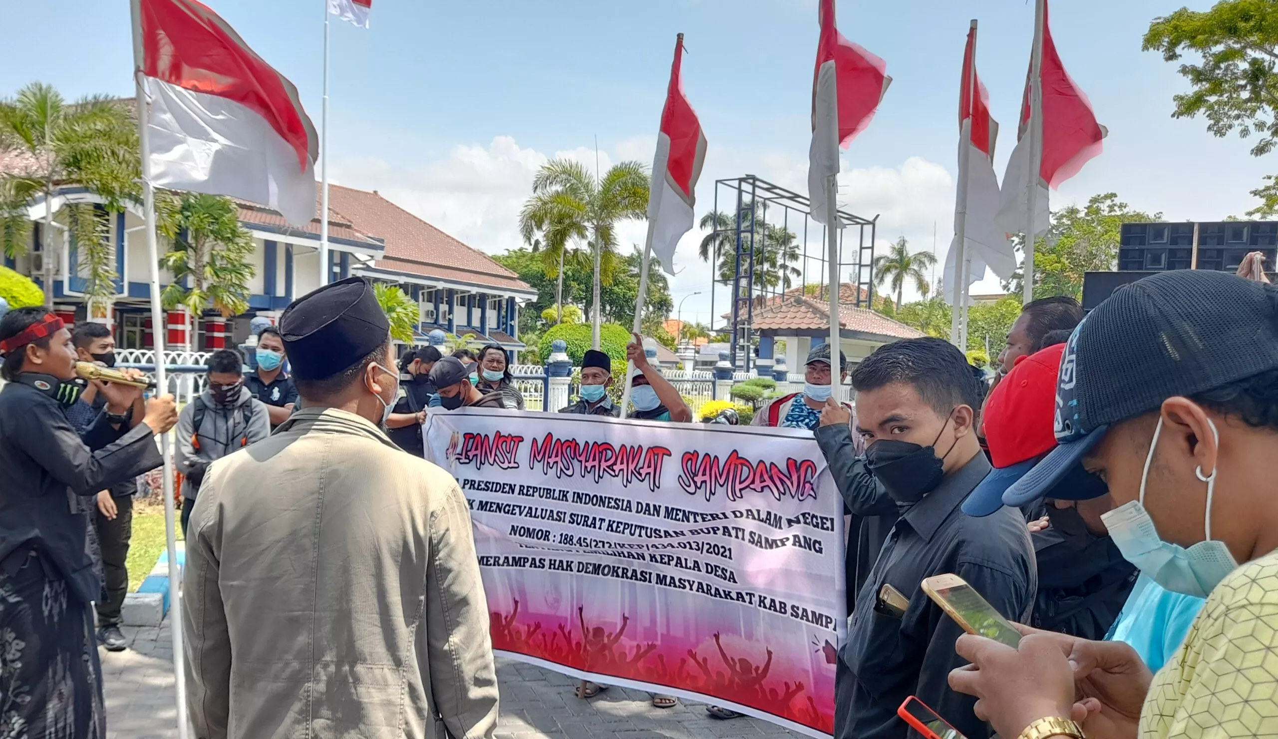 Tolak SK Pilkades 2025, Warga Sampang Demo Kantor Bupati
