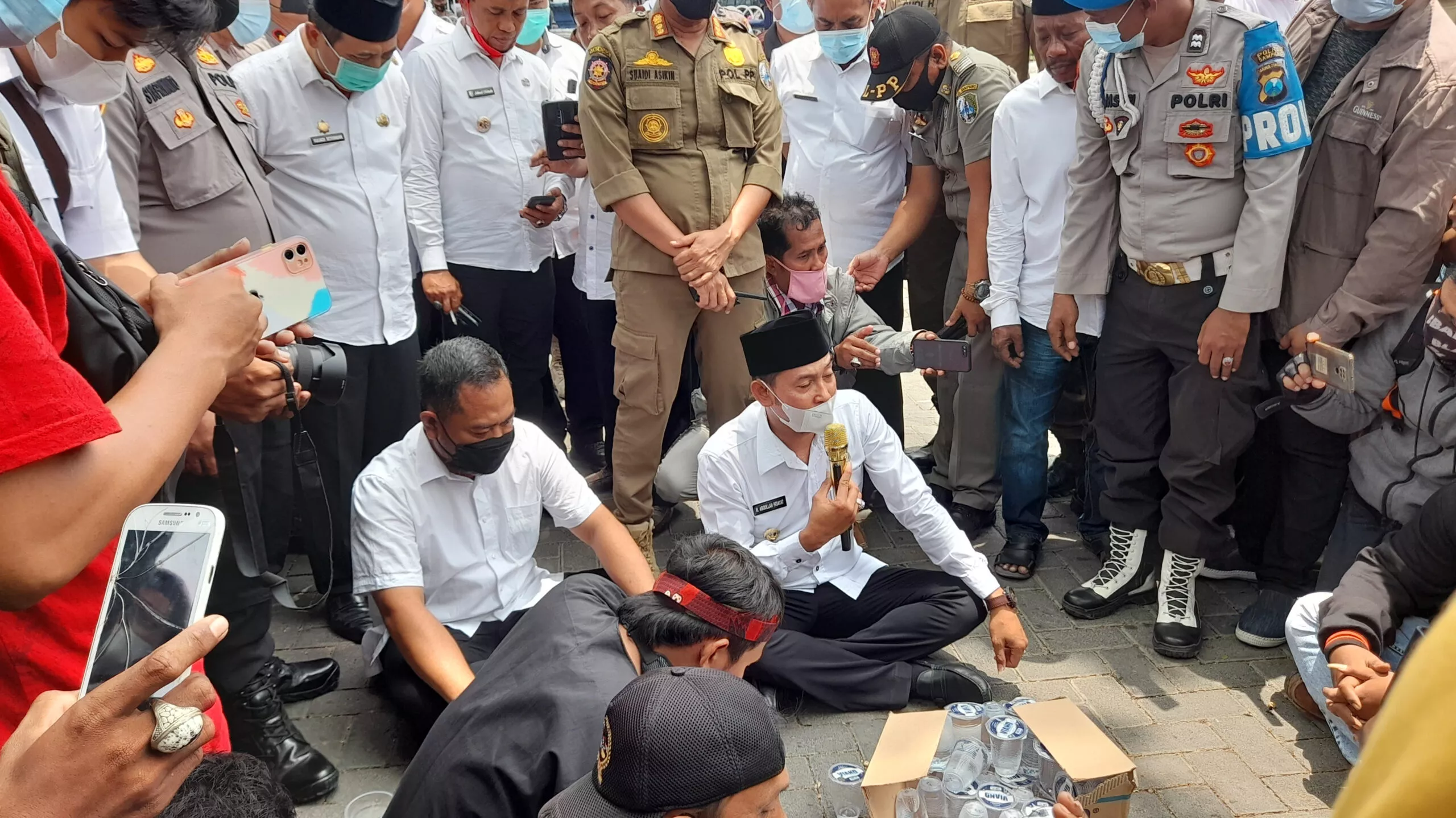 Wabup Sampang Temui Massa Yang Menolak Penundaan Pilkades Serentak
