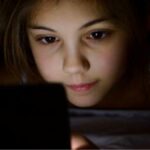 Jangan Biarkan Anak Bermain HP Sambil Tiduran