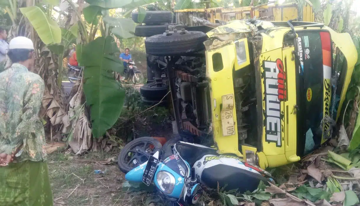 Kecelakaan di Karduluk Libatkan Dua Truk dan Pemotor
