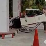 Mobil Avanza Tabrak Pemotor dan Mesin BBM hingga Roboh