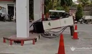 Mobil Avanza Tabrak Pemotor dan Mesin BBM hingga Roboh