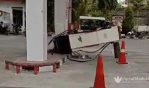 Mobil Avanza Tabrak Pemotor dan Mesin BBM hingga Roboh