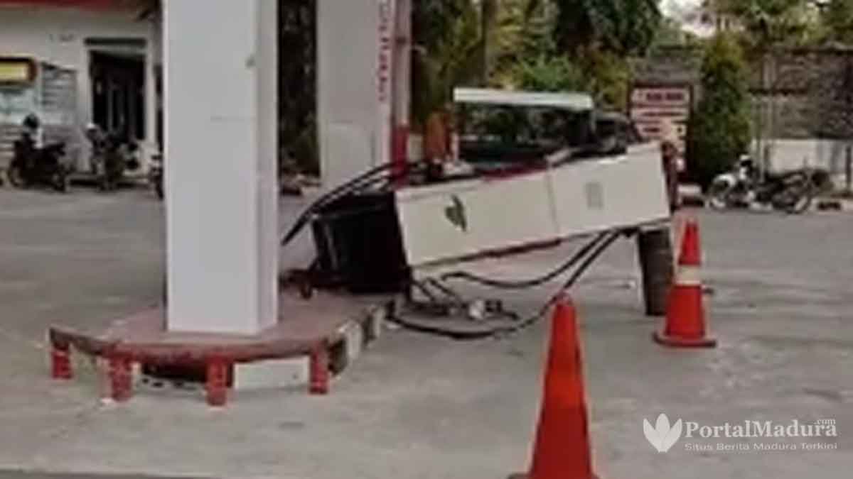 Mobil Avanza Tabrak Pemotor dan Mesin BBM hingga Roboh