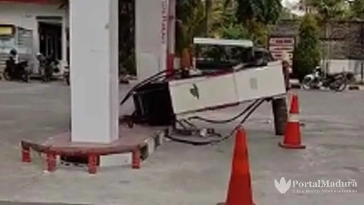 Mobil Avanza Tabrak Pemotor dan Mesin BBM hingga Roboh