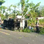 Satu Tewas, Mobil Bus Mini Tabrak Pemotor Hingga Guling