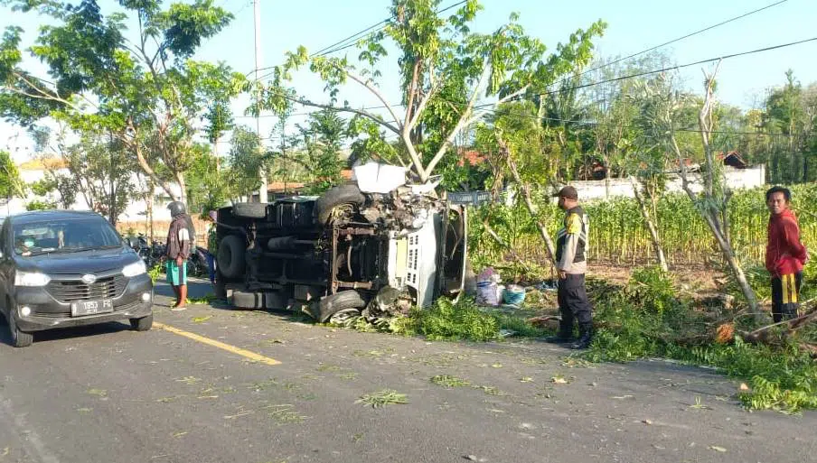 Satu Tewas, Mobil Bus Mini Tabrak Pemotor Hingga Guling