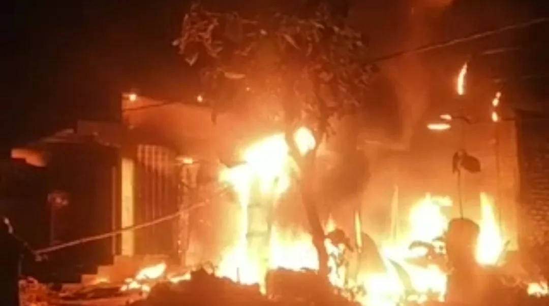 Kebakaran Bengkel dan Toko Onderdil di Omben Sampang