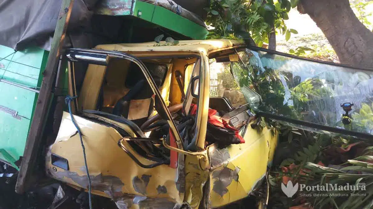 Braak! Mobil Avanza vs Truk Adu Depan di Aengdake Bluto Sumenep