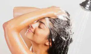 Ingin Punya Rambut Halus dan Berkilau? Lakukan 5 Cara Keramas Ini